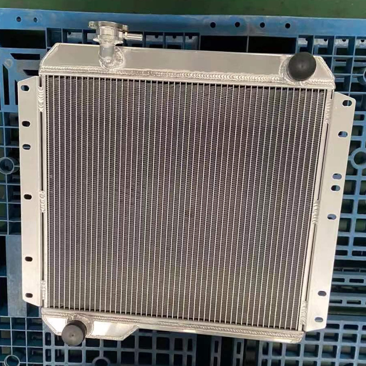 TRS Racing Aluminum Radiator For Toyota Land Cruiser BJ40 BJ42 3.0L 3.2L 3.4L
